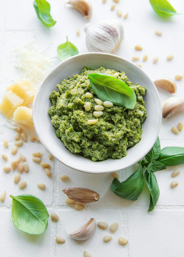 Come si fa un pesto genovese tradizionale con mortaio e pestello?