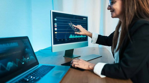 In che modo le app mobile di gestione finanziaria stanno cambiando il comportamento di risparmio delle persone?